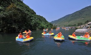 Dinghies take on river rapids