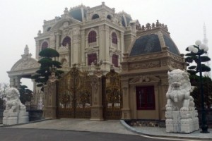 Vietnamese “Palaces” Make Tourists Surprised