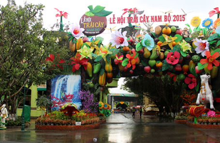 Giant Fruits Appear At Southern Fruit Festival